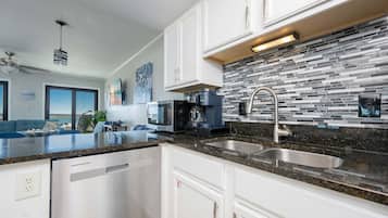 Apartamento, 3 habitaciones | Cocina privada | Frigorífico, horno y cafetera o tetera