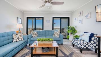 Condo, 3 Bedrooms | Living area