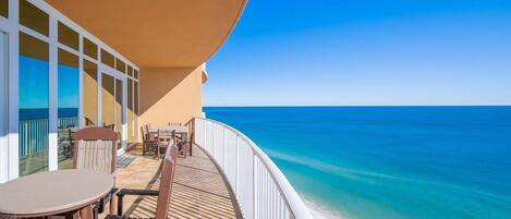 Appart'hôtel, 3 chambres | Restauration extérieure