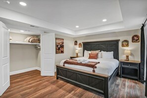 Escritorio, tabla de planchar con plancha, wifi y ropa de cama