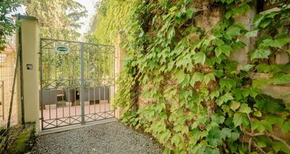 Fiordarancio is the guest house you were looking for, located in a fantastic position right above the beaches of Fegina. The room offers you a private balcony with partial sea view, double bed, private bathroom and air conditioning.PLEASE remember that i