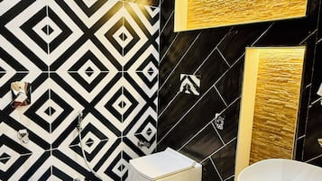 Kahden hengen deluxe-huone, parveke, kaupunkinäköala | Kylpyhuone | Ilmaiset hygieniatuotteet, pyyhkeet, saippua