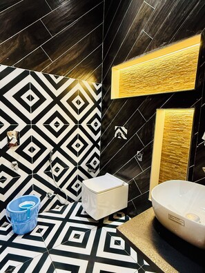 Kahden hengen deluxe-huone, parveke, kaupunkinäköala | Kylpyhuone | Ilmaiset hygieniatuotteet, pyyhkeet, saippua