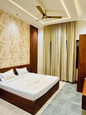 Deluxe Double Room, Balcony, City View - The Royal Resort (Khurja)