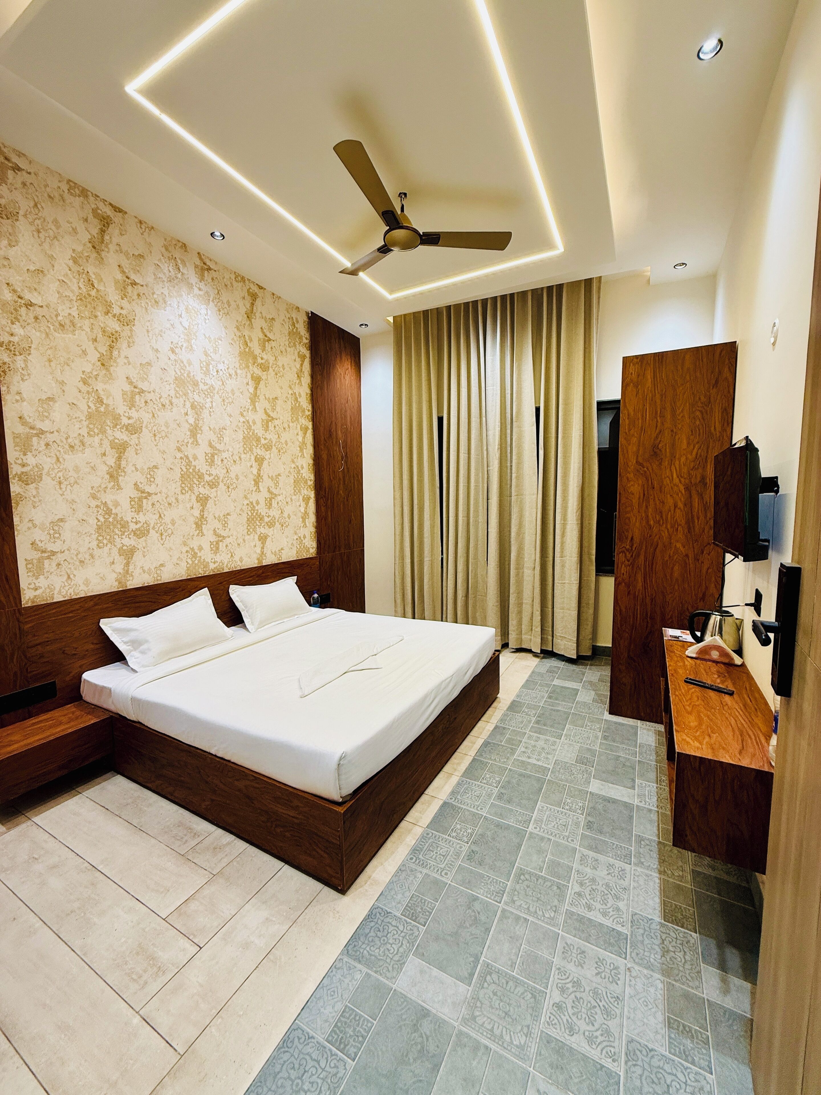 Dobbeltrom – deluxe, balkong, byutsikt | Skrivebord og wi-fi (inkludert)