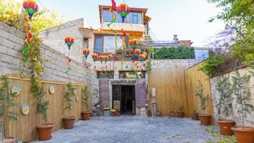 Konaklama yerinin ön cephesi