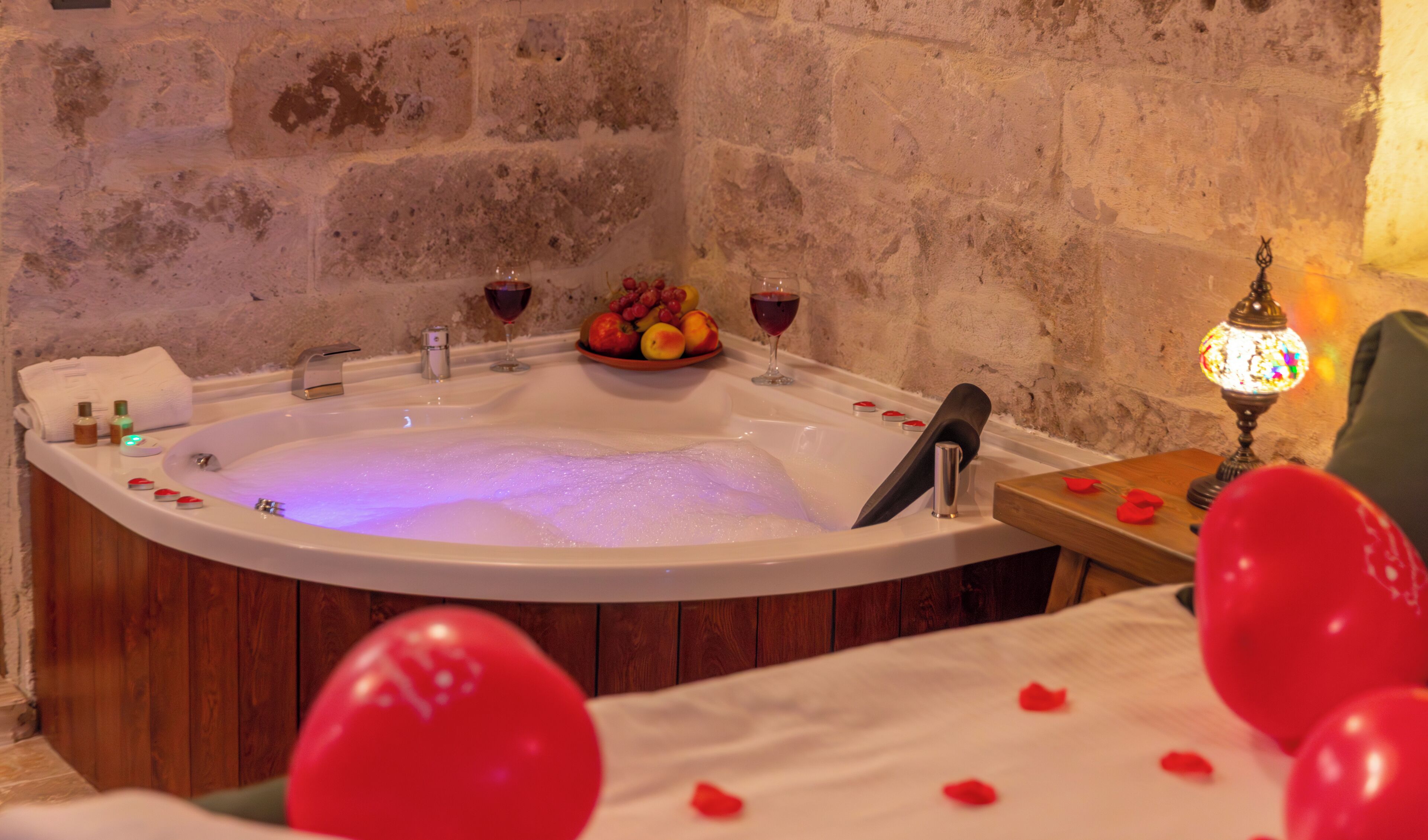 Deluxe Room, City View | Jetted tub