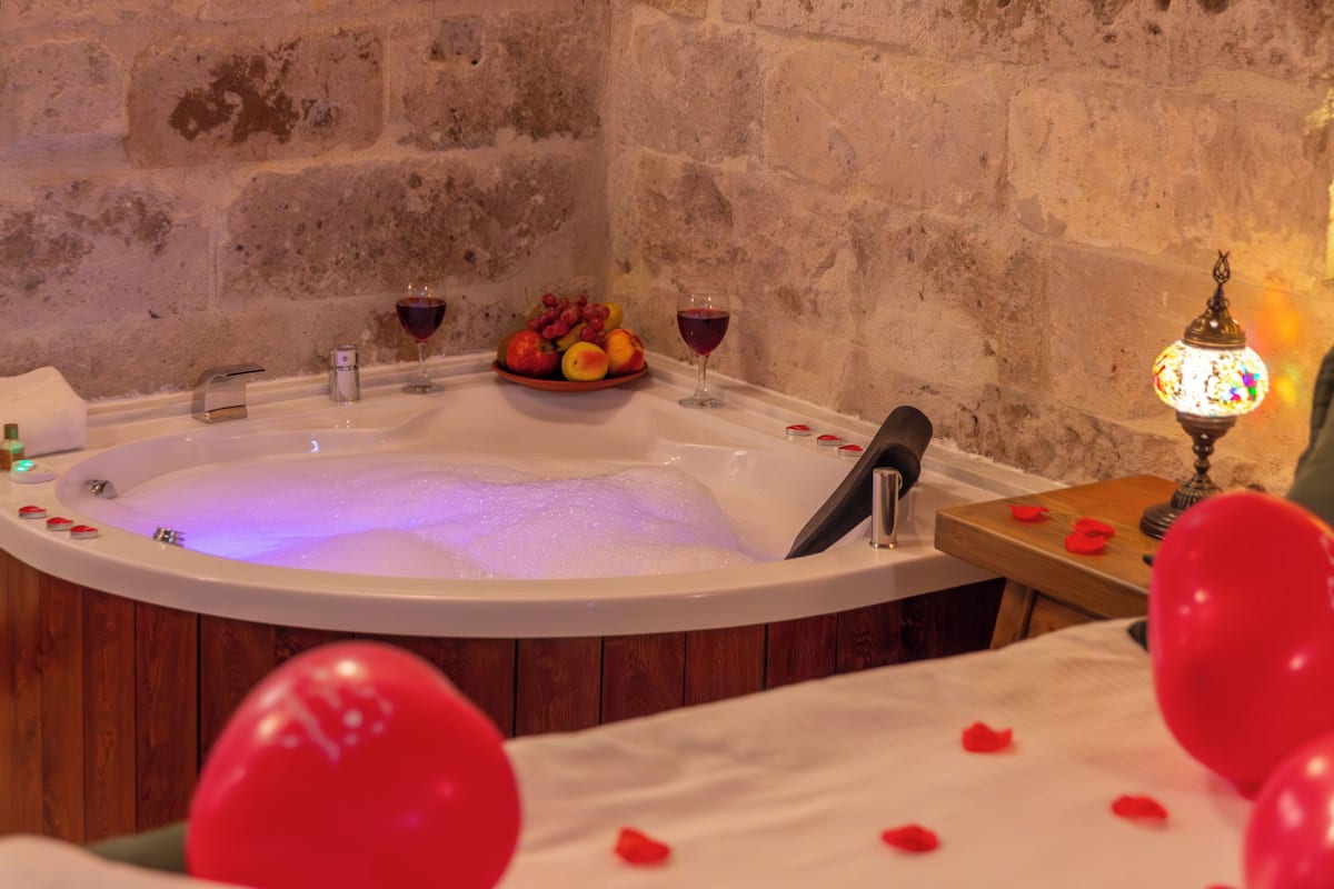 Deluxe Room, City View | Jetted tub