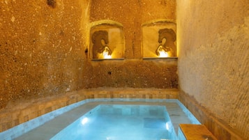 Suite Signature, piscine privée | Literie de qualité, minibar, décor unique, ameublement unique