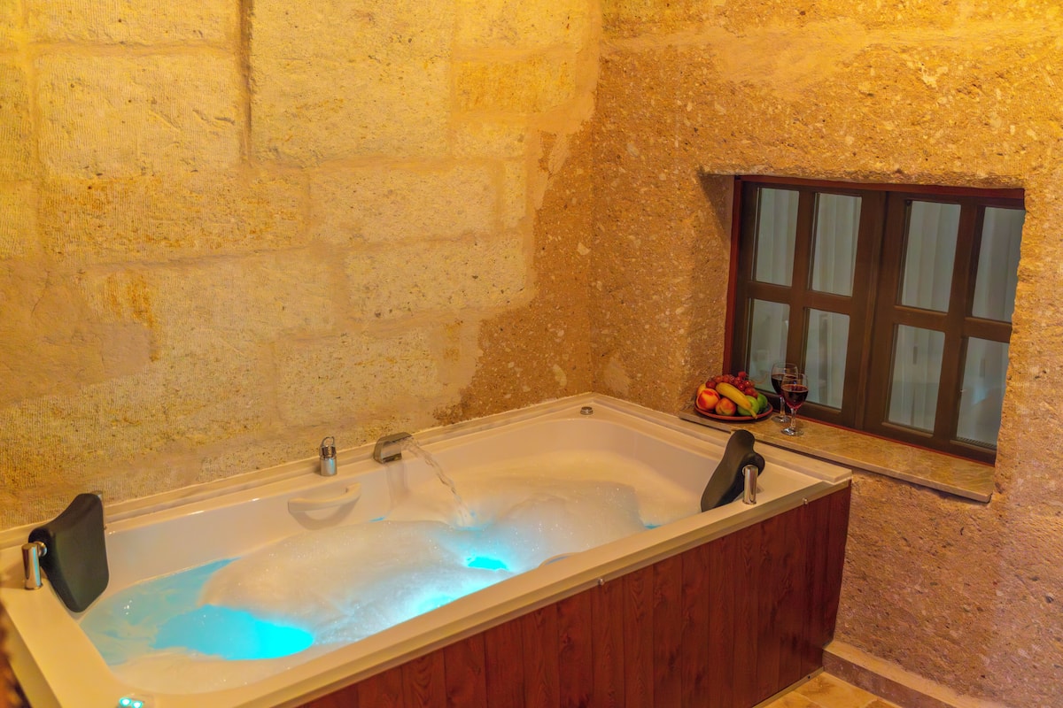 Luxury Suite, City View | Blackout drapes, soundproofing, free WiFi