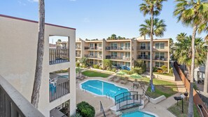 Pool - Cozy Beach Retreat Close to Beach w/Courtyard Pool, Kiddie Pool, Jacuzzi & Grills! (South Padre Island)