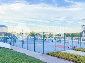 Sports court - Bloomfields Royal 2Br Water edge (Abu Dhabi)