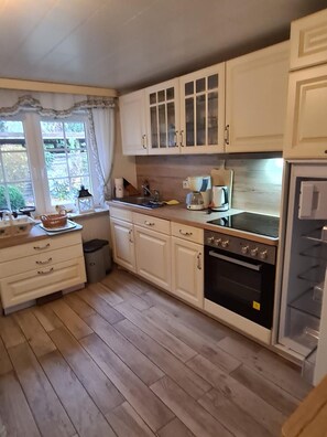 Microwave, oven, stovetop, dishwasher - Romantic thatched house with sauna near Friedrichstadt (Lehe)