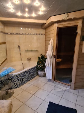 Jetted tub, hair dryer, towels, soap - Romantic thatched house with sauna near Friedrichstadt (Lehe)
