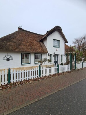 Exterior - Romantic thatched house with sauna near Friedrichstadt (Lehe)