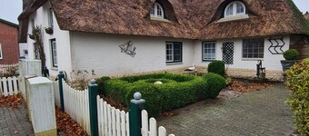 Romantic thatched house with sauna near Friedrichstadt