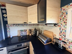 Wasserkocher mit Kaffee-/Teezubehör, Kühlschrank, Ofen, Wasserkocher