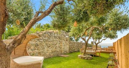 Casa Tre Uliva â LâĂ©lĂ©gance du silence, le luxe de lâauthentiqueAu cĆur le plus authentique de Corniglia, Casa Tre Uliva voit le jour en 2025 : une maison dâhĂŽtes haut de gamme qui redĂ©finit les standards de lâhospitalitĂ© aux Cinque Terr