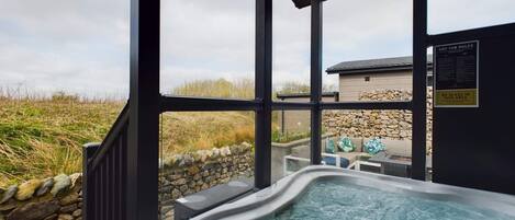 Deluxe Cabin | Outdoor spa tub