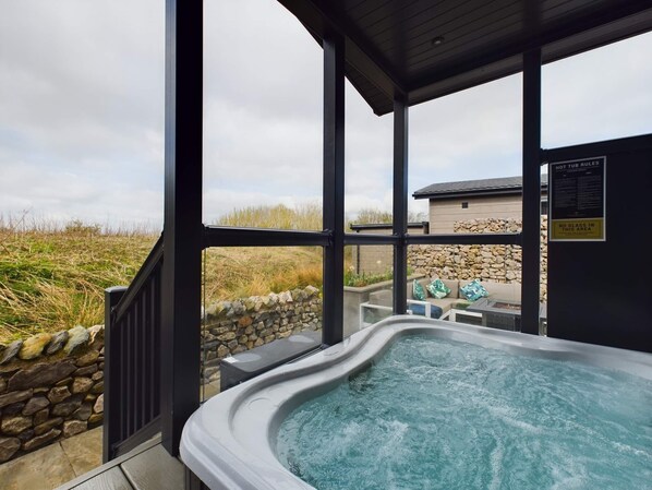 Deluxe Cabin | Outdoor spa tub - Landal Ullswater Heights (Penrith)