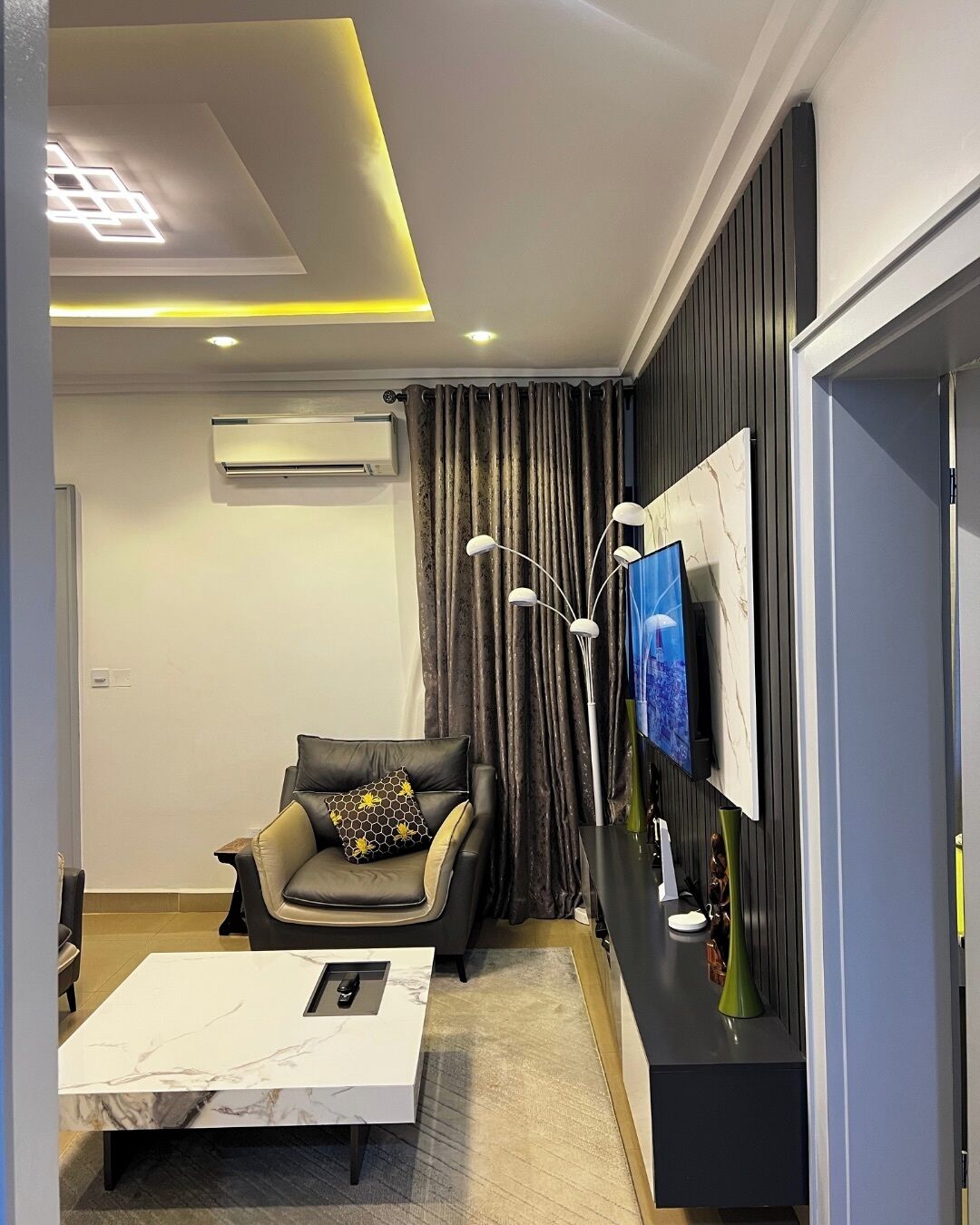 Deluxe Room, Balcony, City View | Interior