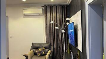 Deluxe Room, Balcony, City View | Interior