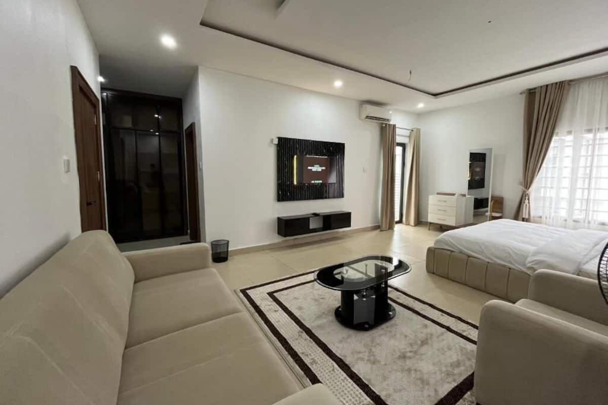 Deluxe-værelse - balkon - byudsigt | Pengeskab på værelset, skrivebord, arbejdsområde til bærbare computere