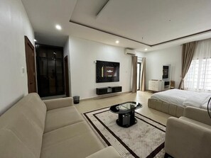 Phòng Deluxe, ban công, quang cảnh thành phố | Két bảo mật tại phòng, bàn, khu vực làm việc phù hợp cho laptop 