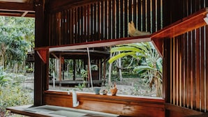 A wooden structure with a built-in sink and window overlooking a garden. - Villa Arapiuns - 6 Bangalôs na Floresta (Santarém)