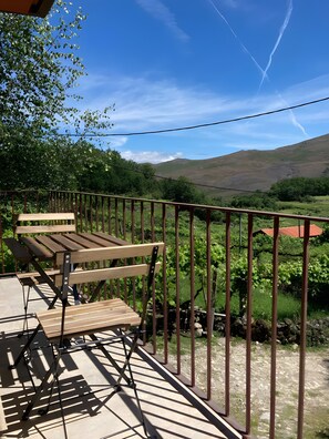 Outdoor dining - Casa dos Mirtilos, Germil – Mountain Retreat in Gerês (Germil)