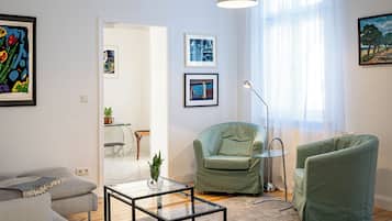 Deluxe-huoneisto, parveke, näköala puutarhaan | Oleskelualue