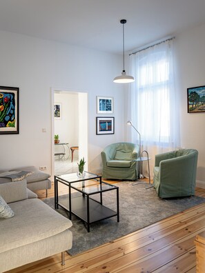 Appartement Deluxe, balcon, vue jardin | Coin séjour