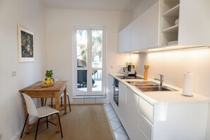 Appartement Deluxe, balcon, vue jardin | Cuisine privée | Réfrigérateur, four, plaque de cuisson, lave-vaisselle