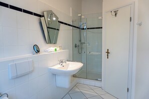 Shower, hair dryer, towels, soap - Villa Cremona (Seebad Bansin)