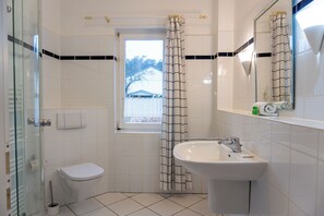 Deluxe Apartment, Garden View | Bathroom | Shower, hair dryer, towels, soap - Villa Cremona (Seebad Bansin)