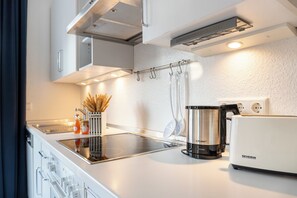 Estudi clàssic, vistes al jardí | Cuina privada | Frigorífic, forn, placa de cuina i rentaplats 