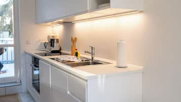 Deluxe-huoneisto, parveke, näköala puutarhaan | Yksityinen keittiö | Jääkaappi, uuni, liesi, astianpesukone