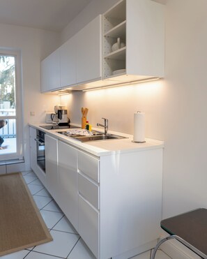 Appartement Deluxe, balcon, vue jardin | Cuisine privée | Réfrigérateur, four, plaque de cuisson, lave-vaisselle
