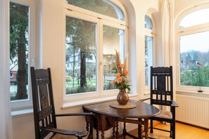 Deluxe Apartment, Garden View | Dining - Villa Cremona (Seebad Bansin)