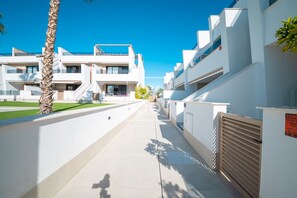 Property grounds - La Llana penthouse oasis with rooftop kitchen and pool - by OYOOSTAYS (San Pedro del Pinatar)