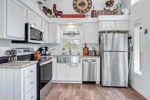 Fridge, microwave, oven, stovetop - Fox Hollow | Creekside Tiny House with Loft, Deck & Fire Pit in Wimberley (Wimberley)