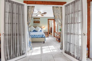 3 bedrooms, desk, iron/ironing board, WiFi - Blue Haven Bungalow | Walk to Cypress Falls, Fire Pit & Fenced Yard (Wimberley)