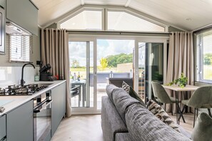 Deluxe Cabin, Garden View | Private kitchen - Landal Angrove (Great Ayton)