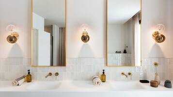 Artículos de higiene personal gratuitos, secador de pelo y toallas