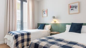 Bureau, espace de travail pour ordinateur portable