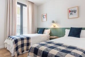 Desk, laptop workspace, iron/ironing board, free WiFi - Magno Apartments Cabo Noval Luxury House (Seville)