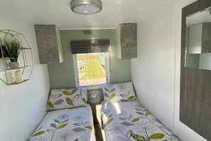 3 bedrooms, iron/ironing board, WiFi, bed sheets - Meadow Lakes 22 - Golden Palm Resort (Skegness)