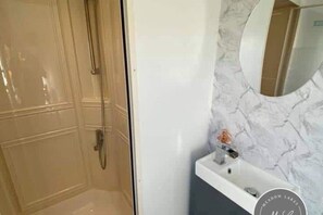 Shower, hair dryer, towels, soap - Meadow Lakes 22 - Golden Palm Resort (Skegness)