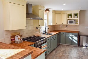 Fridge, microwave, oven, stovetop - Your perfect coastal getaway! (South Yarmouth)