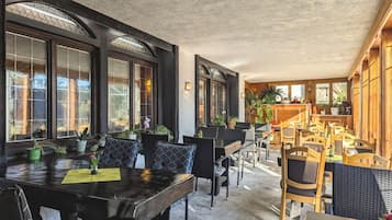 Frokost og middag serveres